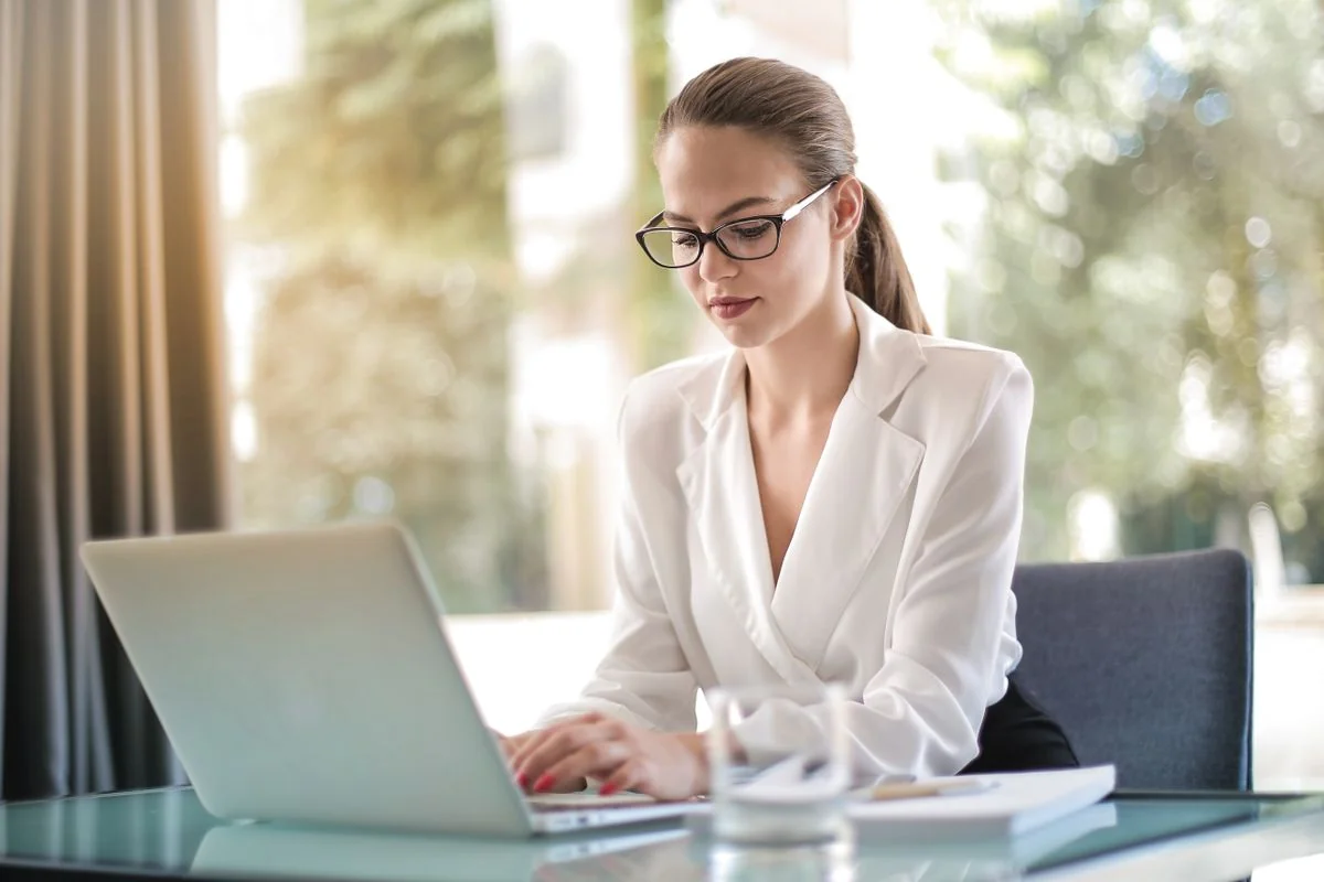 Empreendedora trabalhando em um notebook para organizar sua empresa