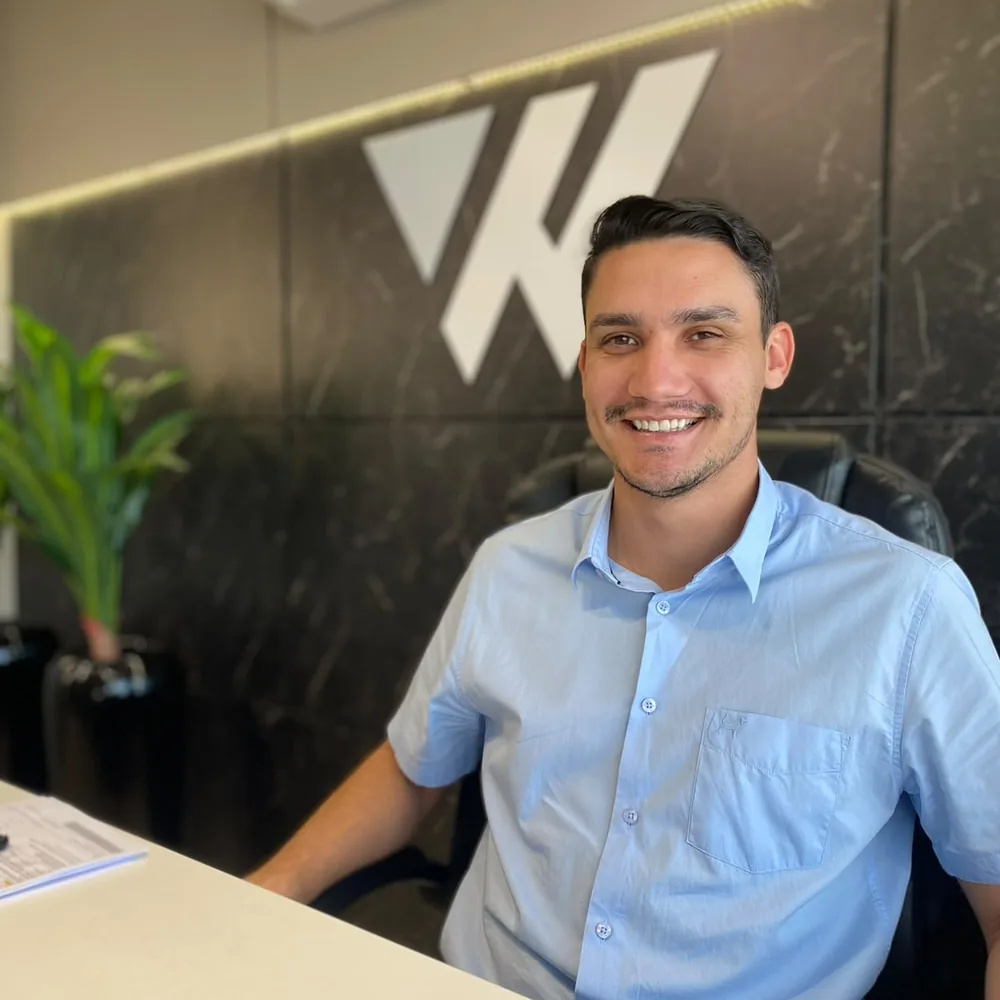 Lucas Walker no escritório da Walker Contabilidade em Campo Mourão